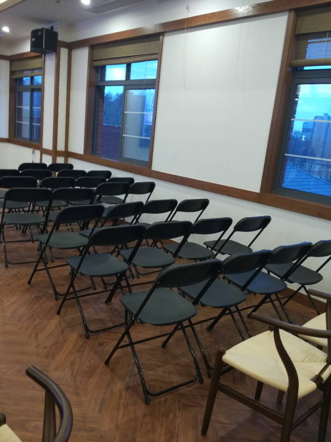 黑色折疊椅出租程序_宴會桌椅租賃價格如何 上海酒店桌椅租賃