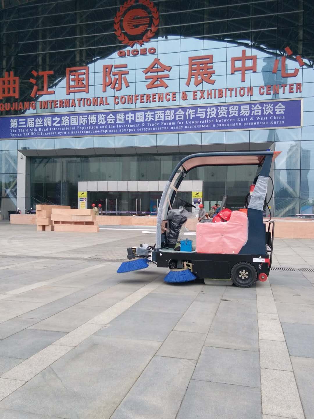 供應(yīng)電動(dòng)多功能掃地機(jī)清掃車 新能源電動(dòng)掃地機(jī)陜西普森制造