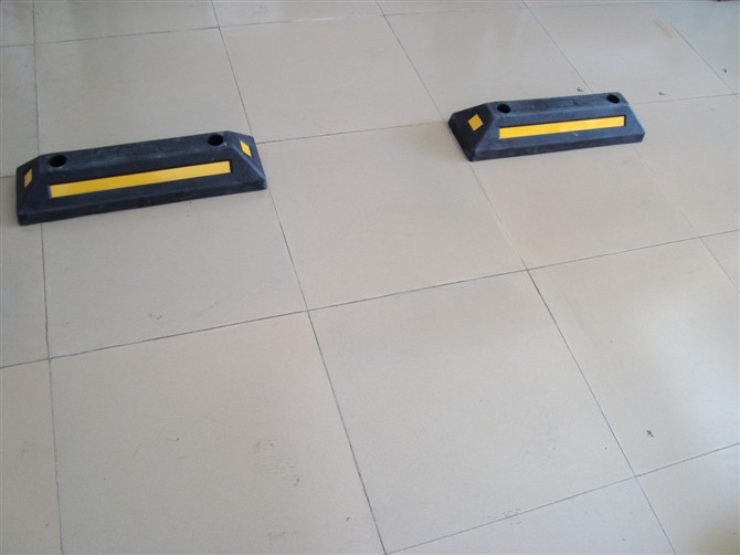 供應陽東停車場設施 擋車桿 車輪定位器 車位地鎖擋輪杠 防撞杠批發(fā)