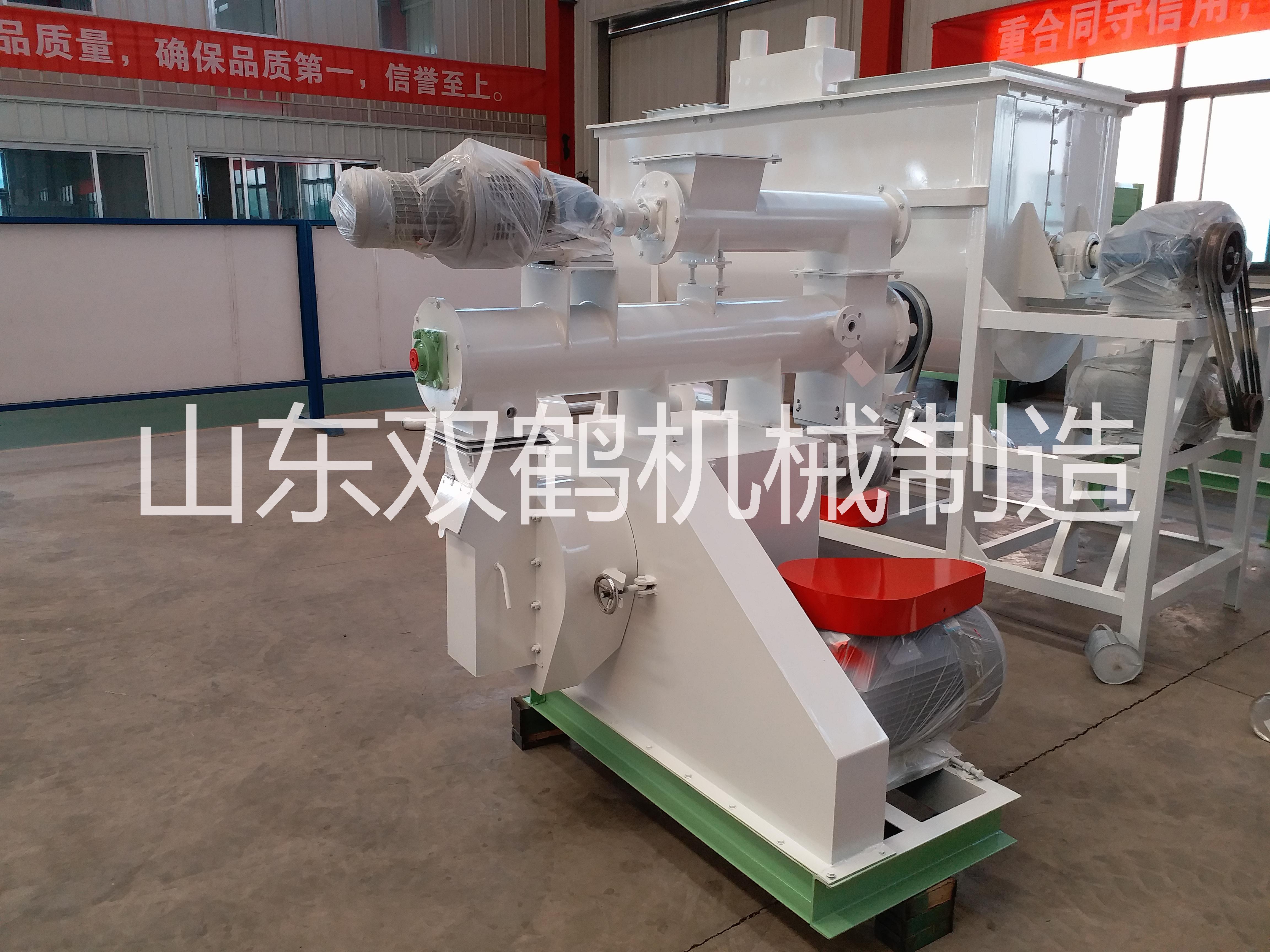 供應(yīng)豬飼料加工設(shè)備250環(huán)膜顆粒機(jī)廠家*制粒機(jī) 時產(chǎn)1噸飼料加工設(shè)備雙鶴牌顆粒機(jī)