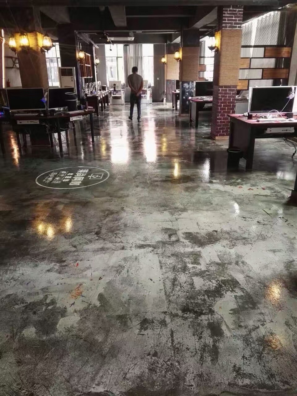 供應(yīng)混凝土復(fù)古風(fēng)裝飾 鋪面地坪做舊設(shè)計(jì) 商業(yè)空間做舊裝修 成都藝術(shù)仿舊地板