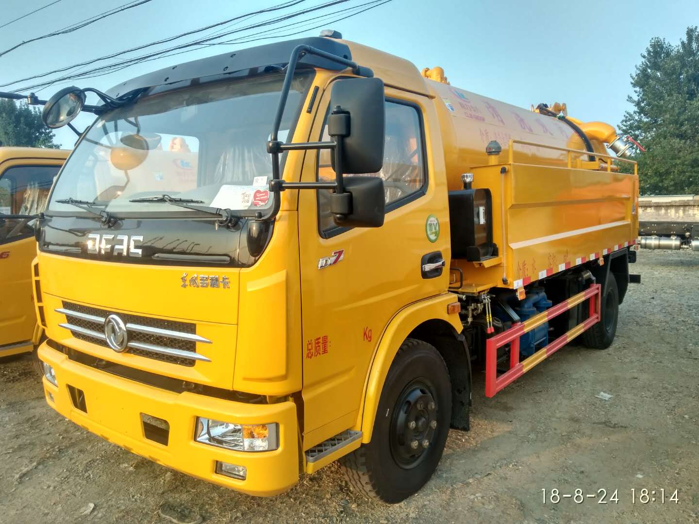 清洗吸污車廠家為你定制，價(jià)格你說了算