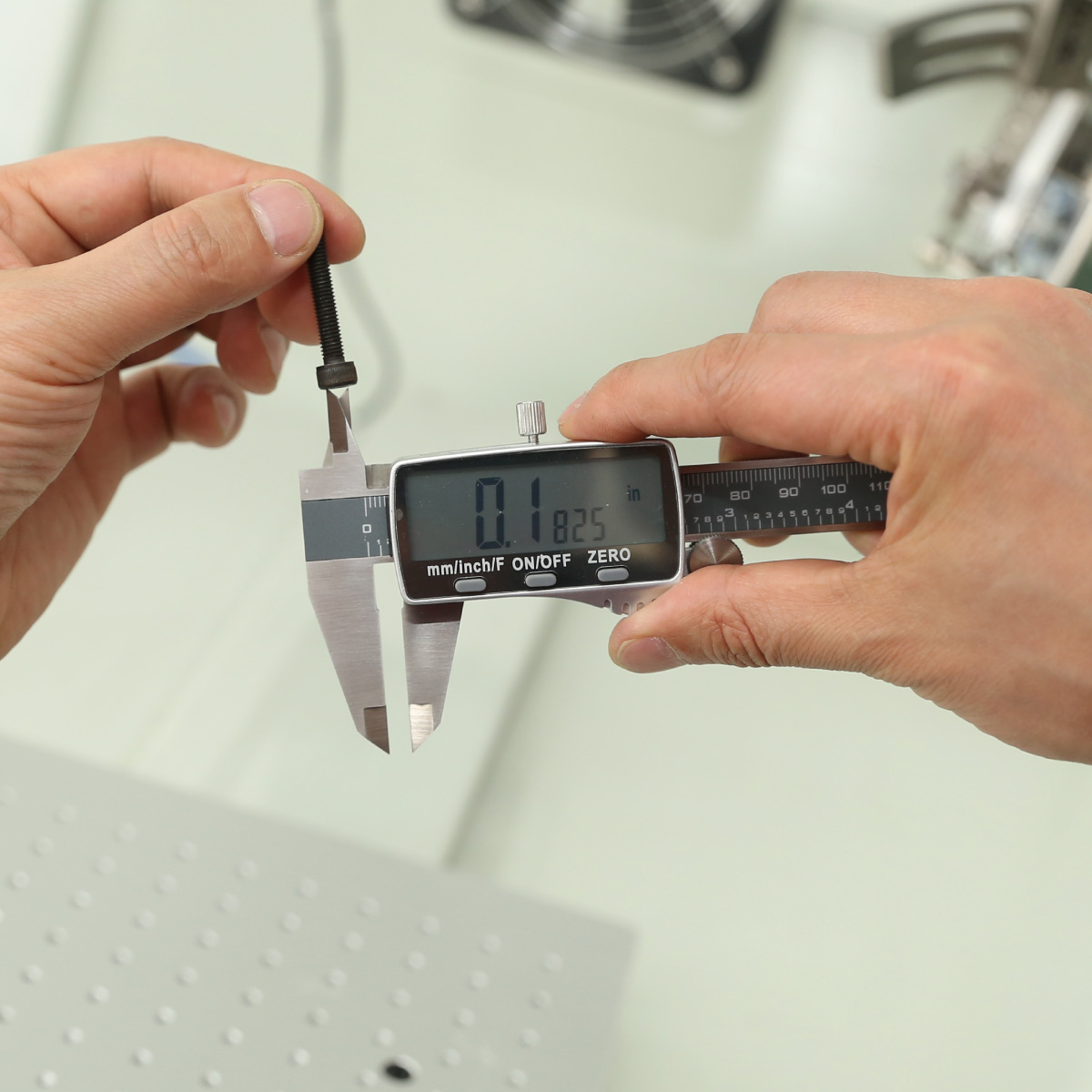 迪吉特專業(yè)級(jí)量具全屏158不銹鋼帶分?jǐn)?shù)數(shù)顯游標(biāo)卡尺電子卡尺