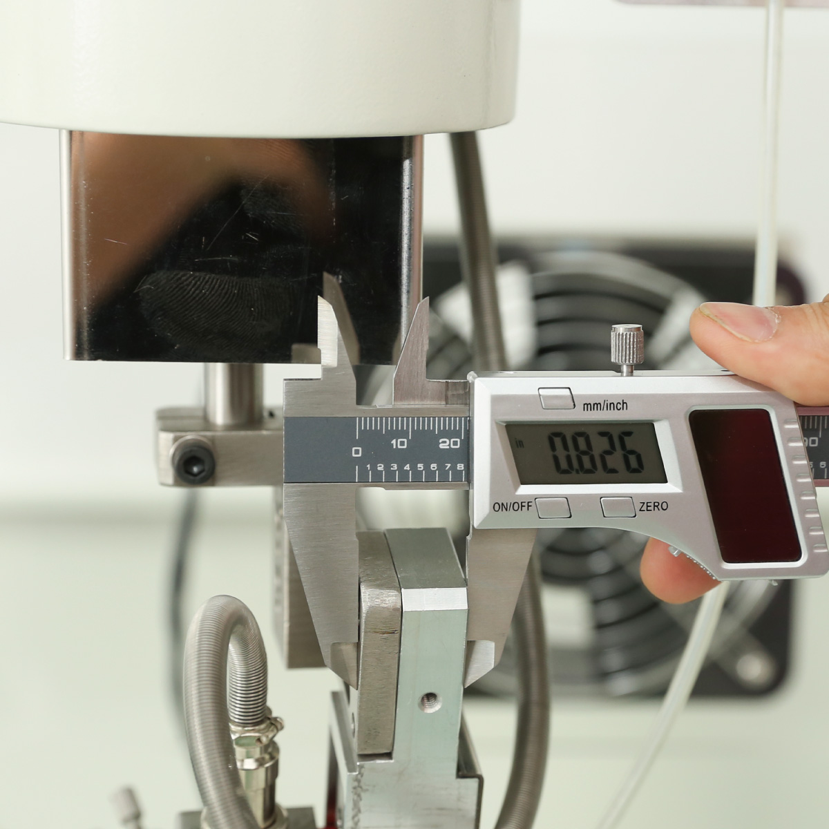 迪吉特量具0-150 太陽能不銹鋼數(shù)顯卡尺電子游標卡尺 廠家直銷 可定制