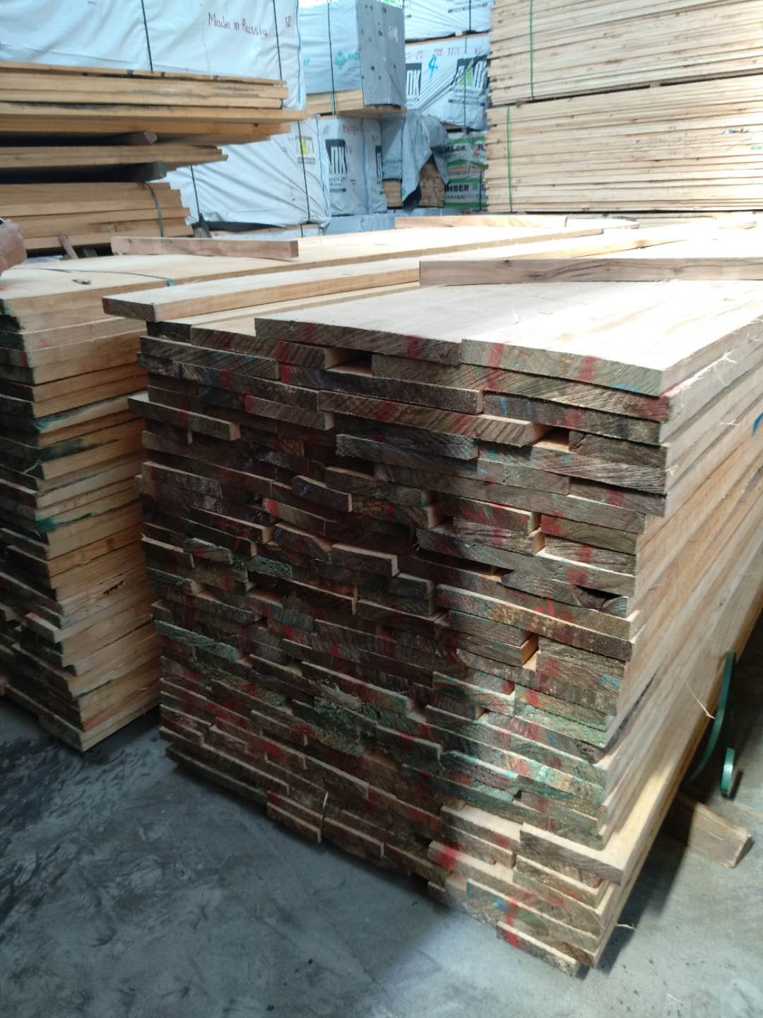 供應(yīng)新西蘭輻射松木板材 供應(yīng)新西蘭松木板 直銷新西蘭松木板 有節(jié)家具材 50厚4米無節(jié)松木板