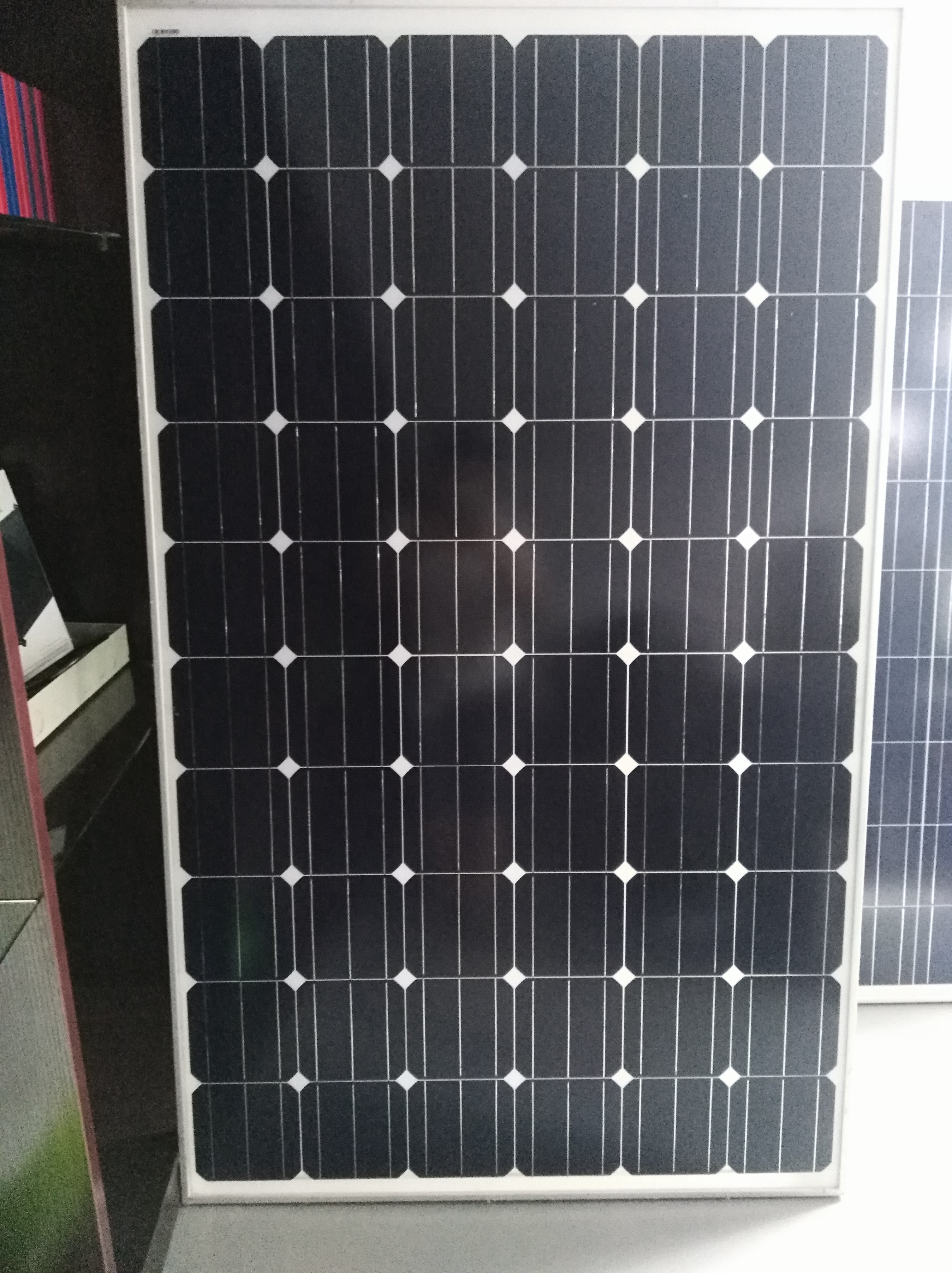 廠家生產(chǎn)單晶150W太陽能電池板