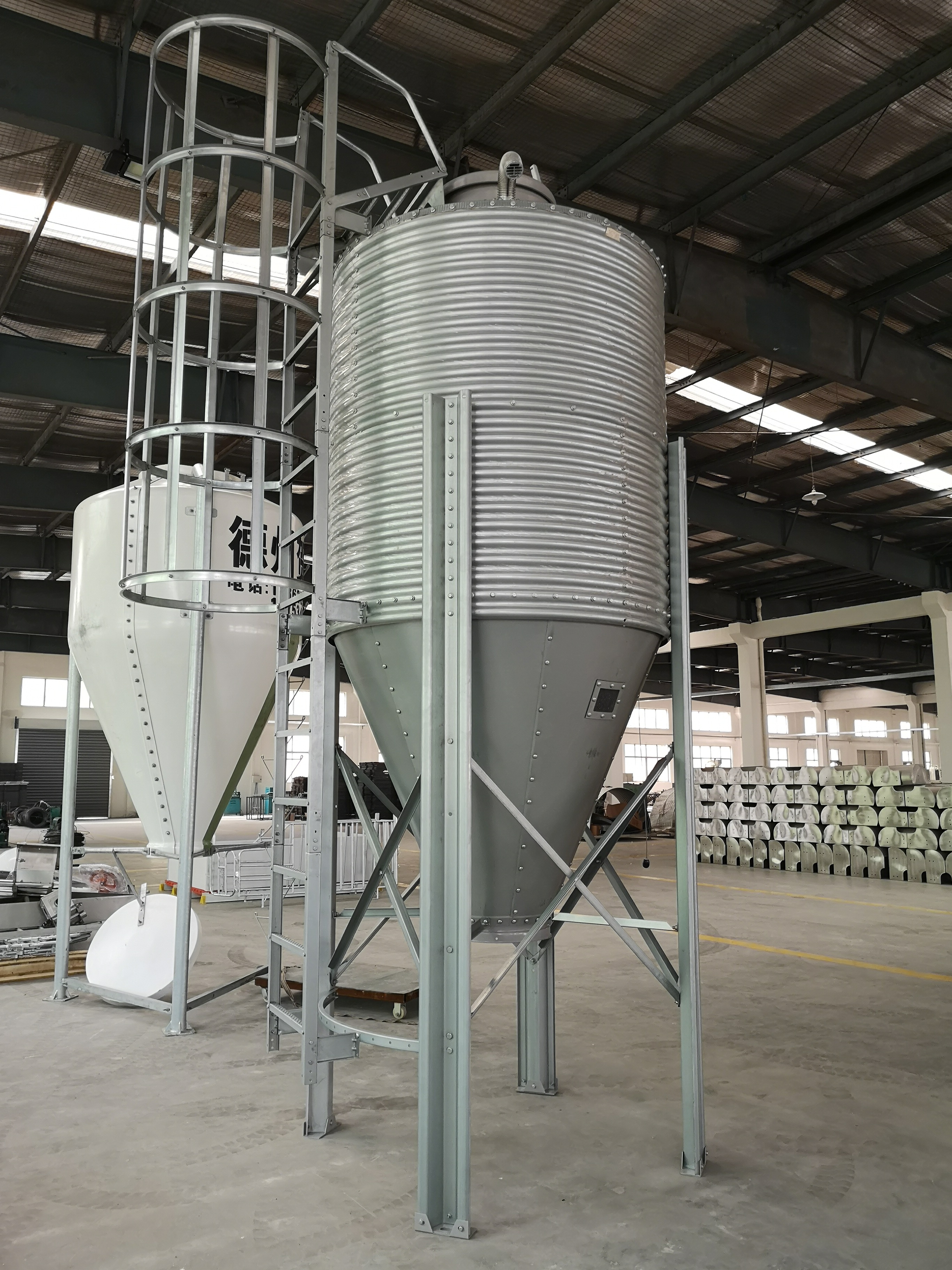 鍍鋅板料塔母豬定位欄自動化養(yǎng)殖設(shè)備自動化母豬育肥定位欄喂料系統(tǒng)