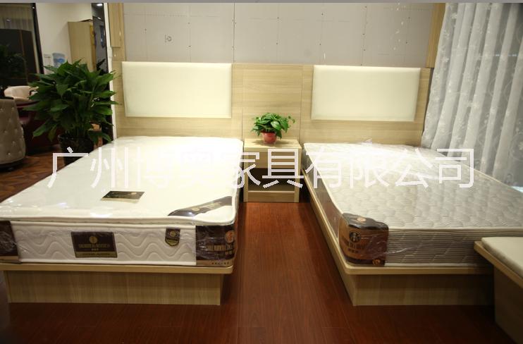 簡(jiǎn)約現(xiàn)代臥室床硬靠軟包單人宿舍員工床床屏軟包床尺寸顏色可以定制顆粒板板式床雙人床酒店賓館軟包家具