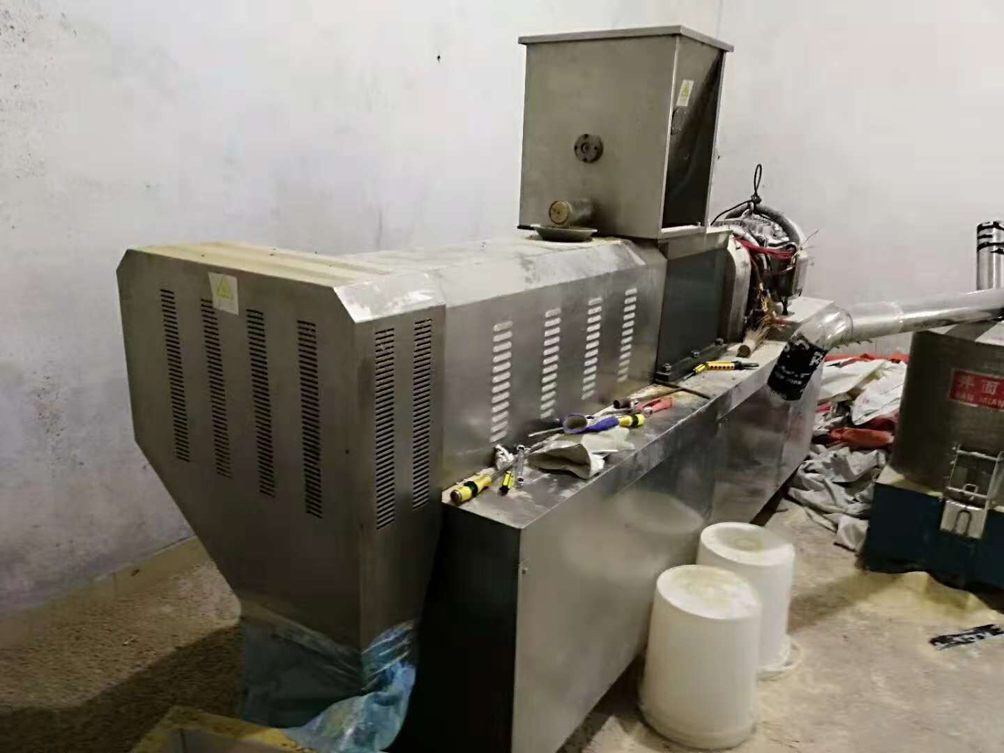 供應(yīng)二手膨化機(jī)二手雙螺桿膨化機(jī)二手休閑食品膨化機(jī)設(shè)備