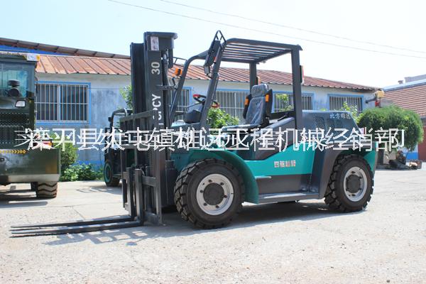 新款3噸四驅(qū)越野叉車圖片 新款3噸四驅(qū)越野叉車