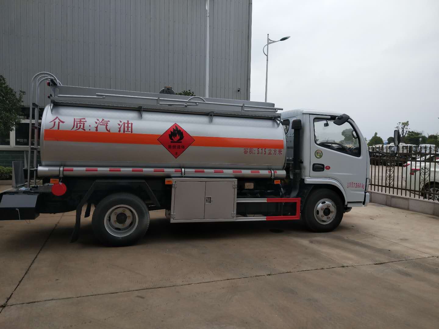 5.15方油罐車廠家大量現(xiàn)車 油罐車廠家 湖北油罐車現(xiàn)車 湖北油罐車供應(yīng) 湖北油罐車價(jià)格
