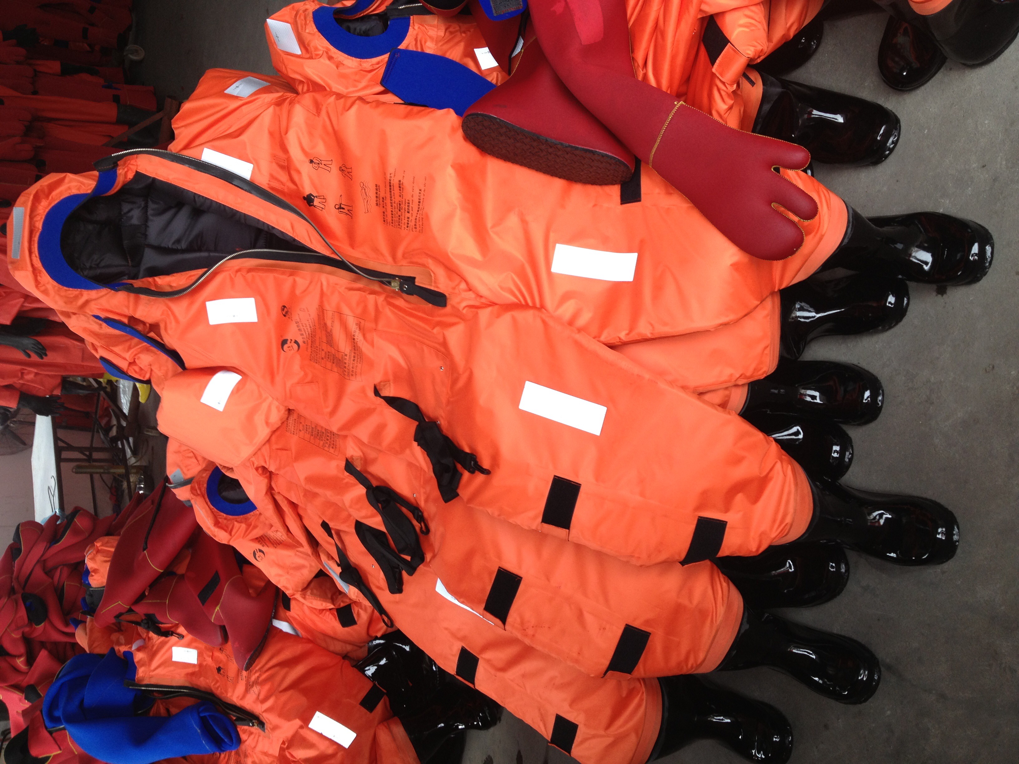 供應(yīng)DFB型船用絕熱型浸水保溫服廠家