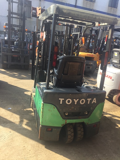 三支點(diǎn)豐田電瓶叉車1.5噸豐田電瓶叉車出售