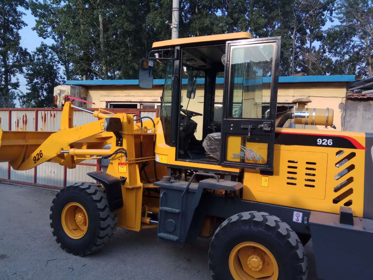 榮裝機(jī)械加工制造五十鈴橋裝載機(jī)，小裝載機(jī)可配置抓木機(jī)、抓草機(jī)等設(shè)備