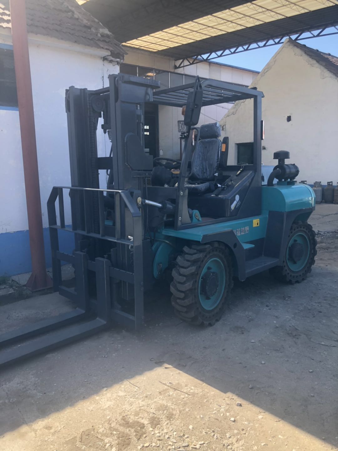 山東萊州4T四驅(qū)越野叉車(chē)工廠直銷(xiāo)