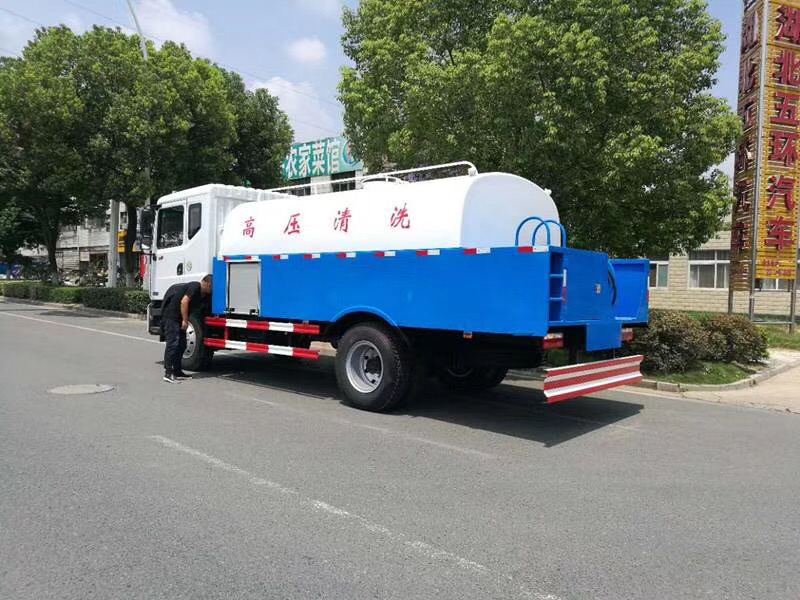 東風(fēng)牌D9高壓清洗吸污吸糞兩用車