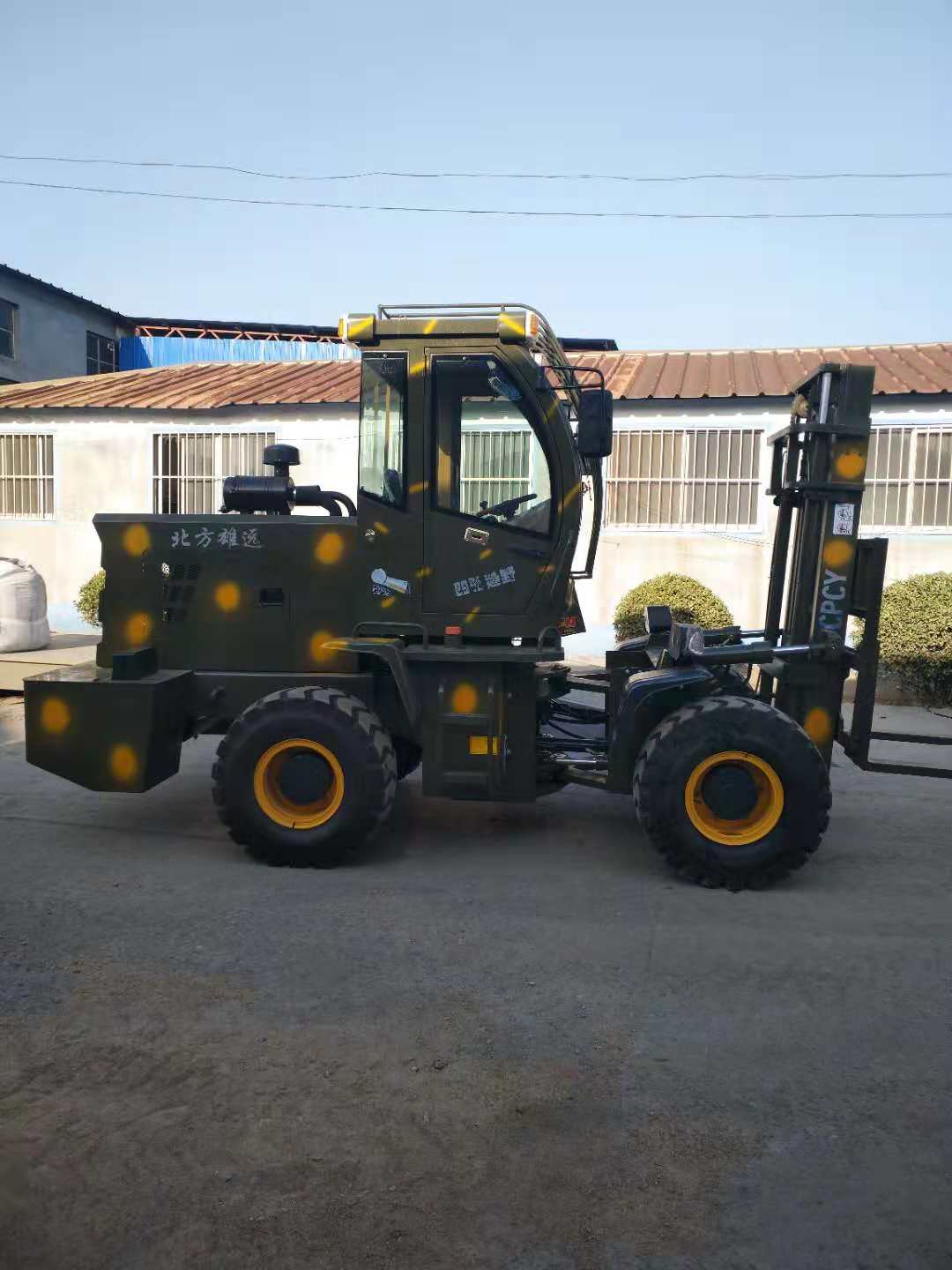 山東越野叉車(chē)生產(chǎn)廠家3噸四驅(qū)越野