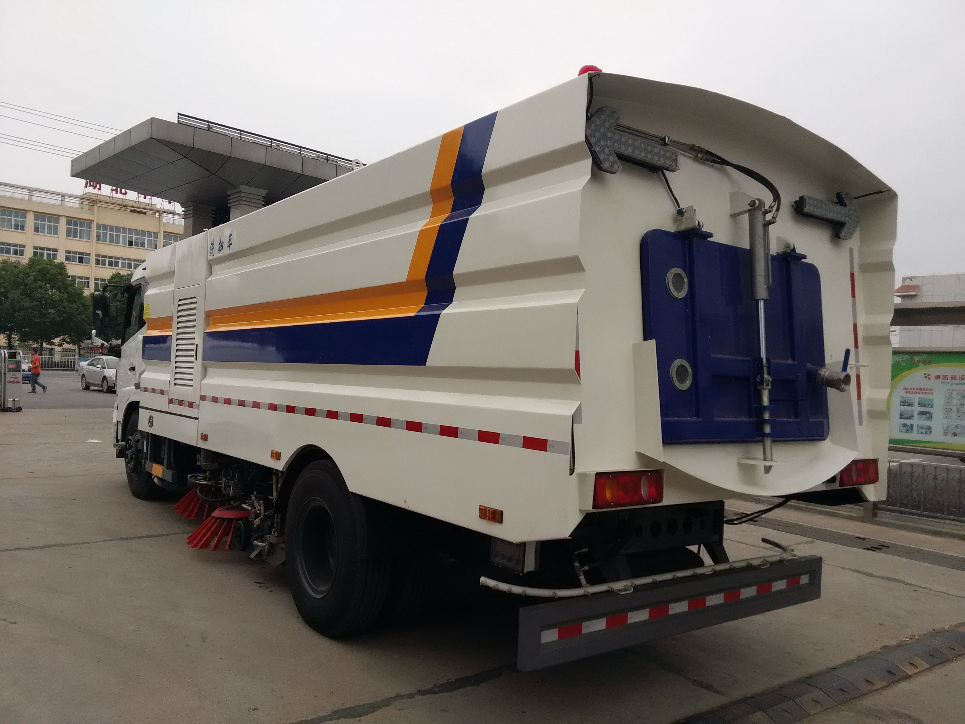 湖北洗掃車廠家直銷  洗掃車供應商 黃石洗掃車公司