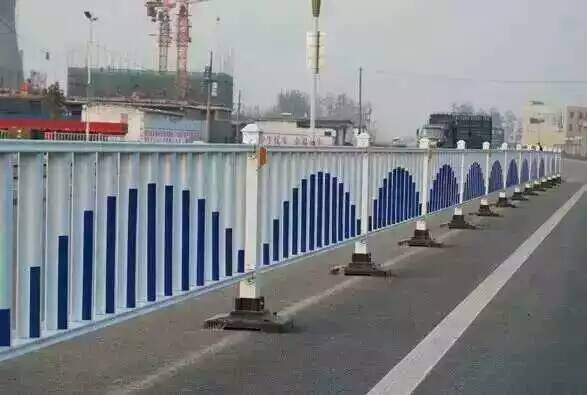 河北鑄鐵底座市政護欄現(xiàn)貨直發(fā)道路護欄