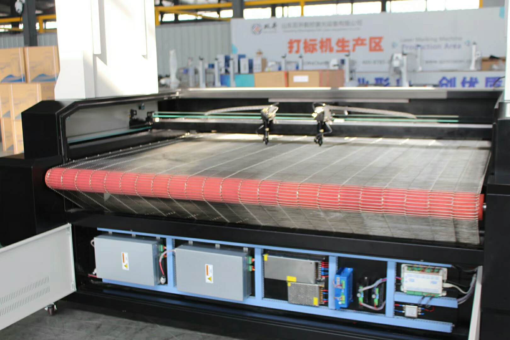 光繪激光大視覺攝像巡邊激光雕刻機服裝箱包制作廣告雕刻機繡花商標(biāo)廣告噴繪激光雕刻機