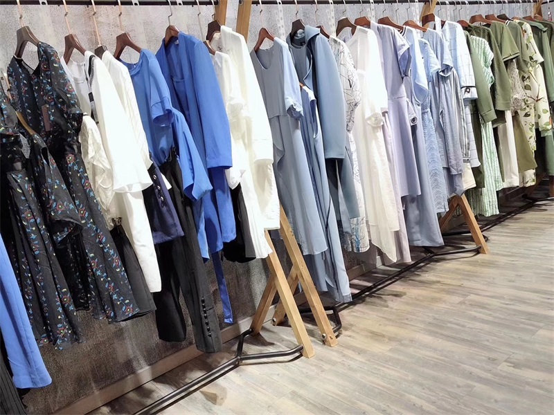 創(chuàng)業(yè)想開服裝店/四川成都男女裝加盟/免費鋪貨0庫存