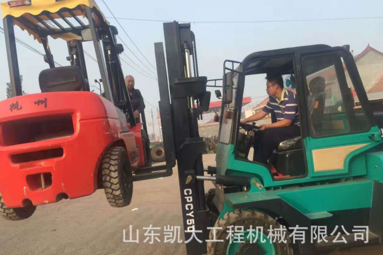 山東凱大3噸四驅(qū)越野叉車(chē) 坡地行走越野叉車(chē) 四驅(qū)后轉(zhuǎn)向叉車(chē) 建筑工地用四驅(qū)越野叉車(chē) 坡地行走