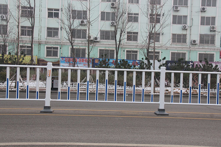 城市道路M型護(hù)欄 人行道分隔護(hù)欄 熱鍍鋅噴塑交通護(hù)欄 城市護(hù)欄
