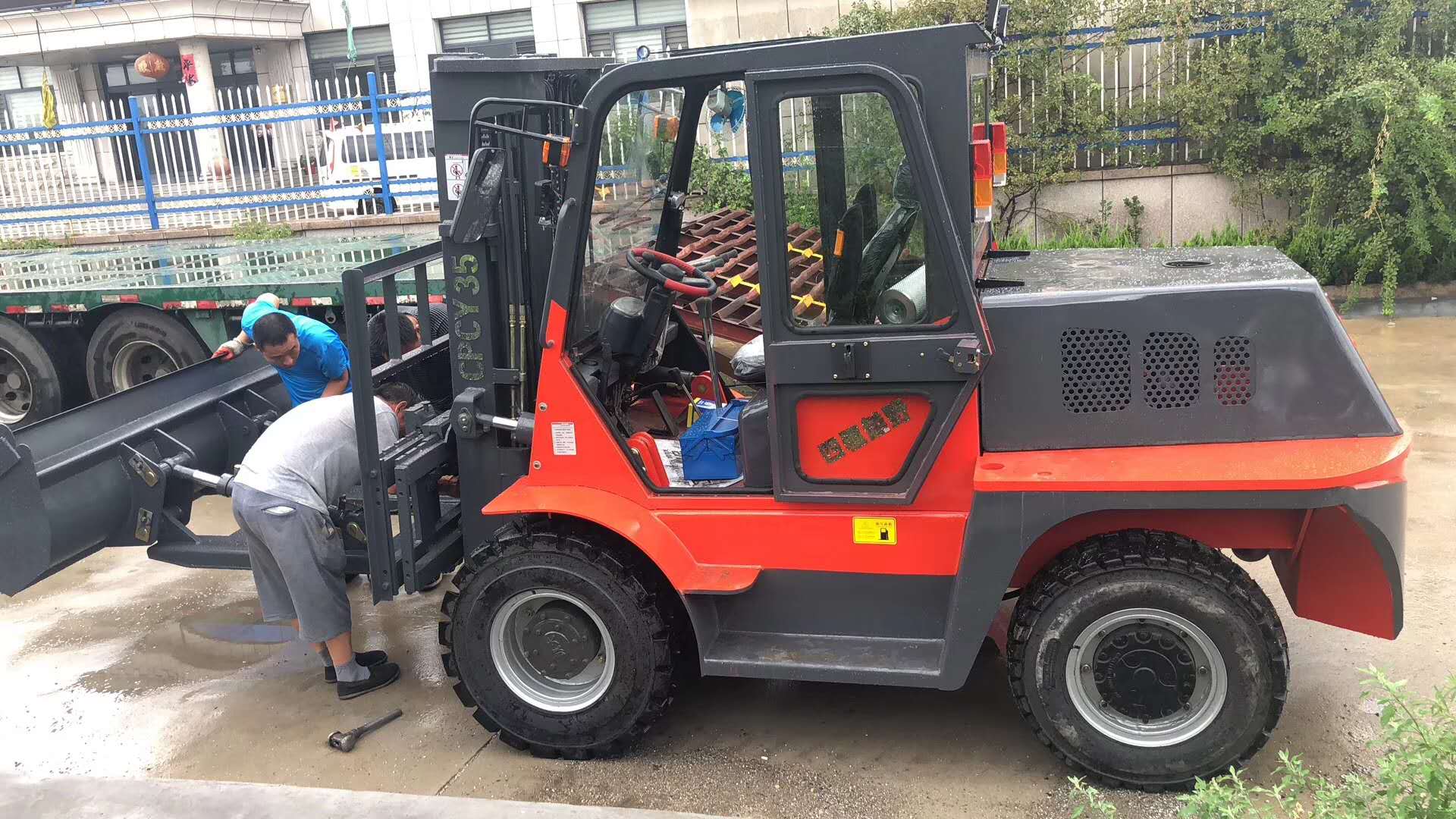 山東凱大3噸四驅(qū)越野叉車(chē) 坡地行走越野叉車(chē) 四驅(qū)后轉(zhuǎn)向叉車(chē) 建筑工地用四驅(qū)越野叉車(chē) 坡地行走