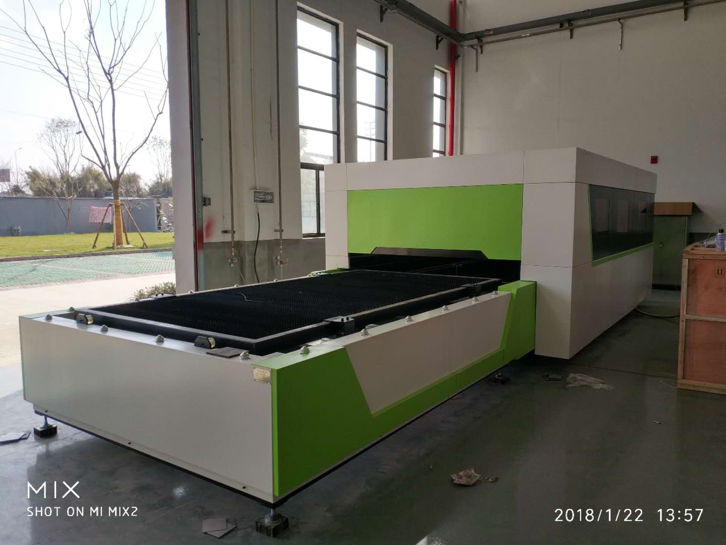 生產(chǎn)銷售 精密光纖激光切割機  廠價直銷500w 數(shù)控切割機