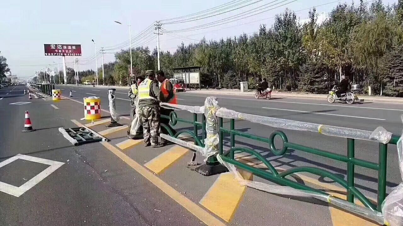新型道路護(hù)欄4哪家好 報(bào)價(jià) 直銷 供應(yīng)商 電話 批發(fā) 生產(chǎn)廠家 新型道路護(hù)欄4