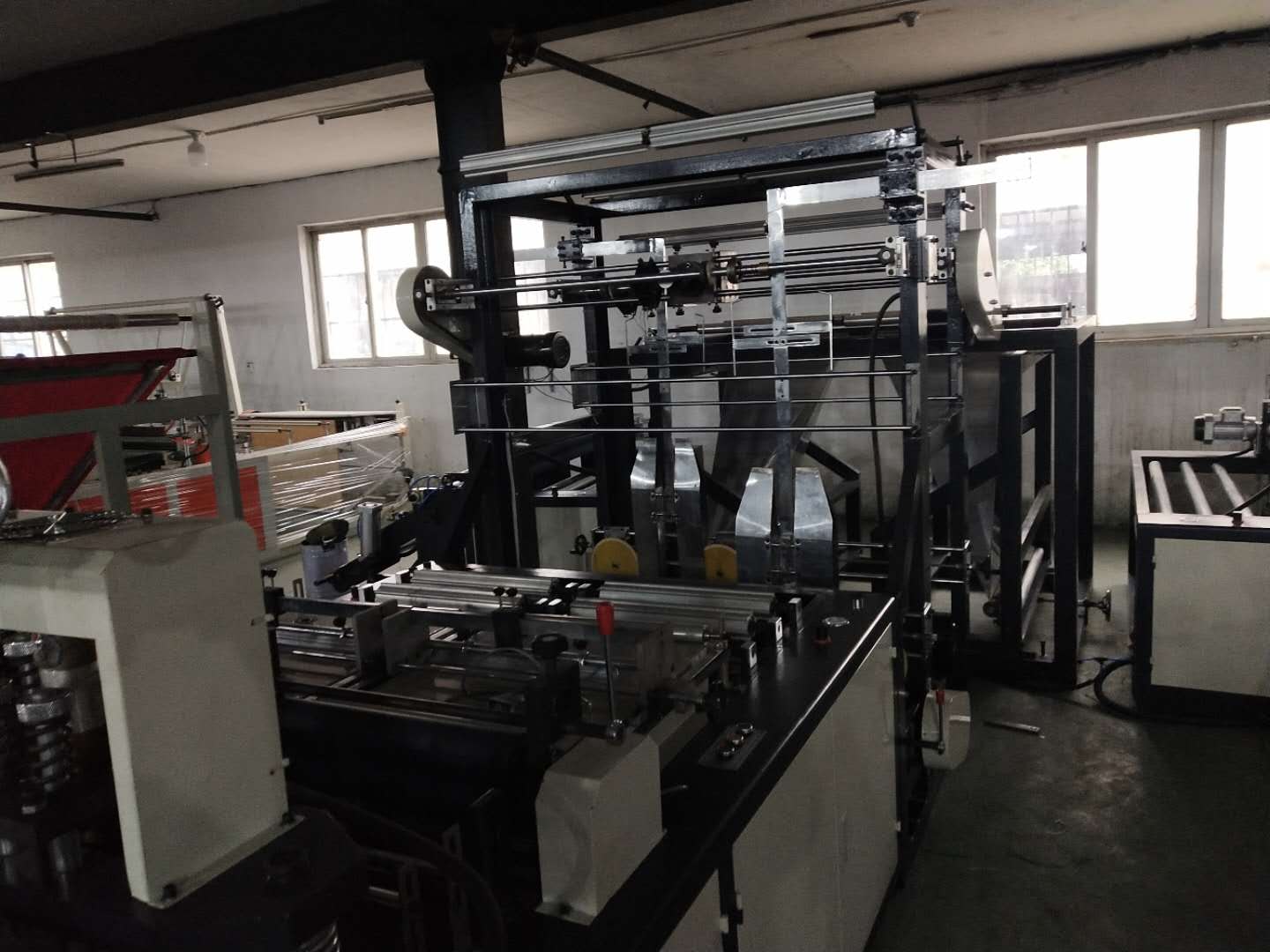 全自動伺服驅(qū)動邊孔袋制袋機  伺服驅(qū)動邊孔袋制袋機 全自動邊孔袋制袋機