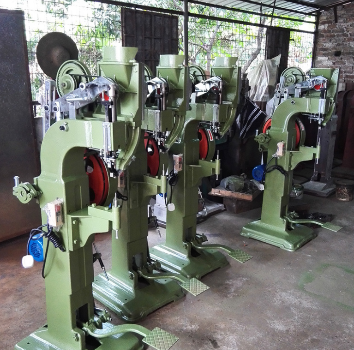 廠家供應(yīng) 桌上型鉚釘機(jī) 自動上料鉚釘機(jī) 機(jī)械式鉚釘機(jī)