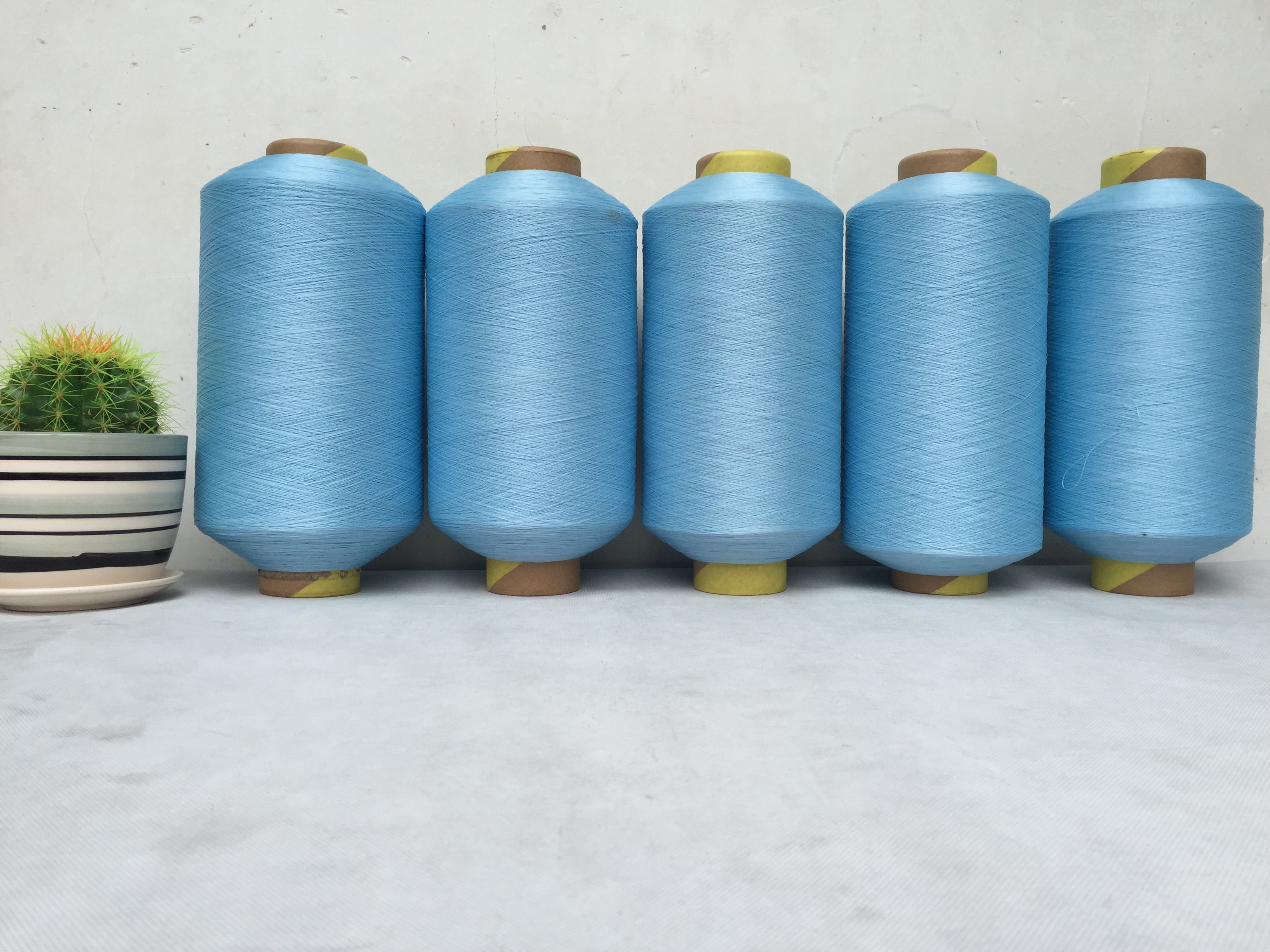 2019新款夜光紗 環(huán)保UV線光變繡花線 熒光繡花線 亮麗服飾刺繡線