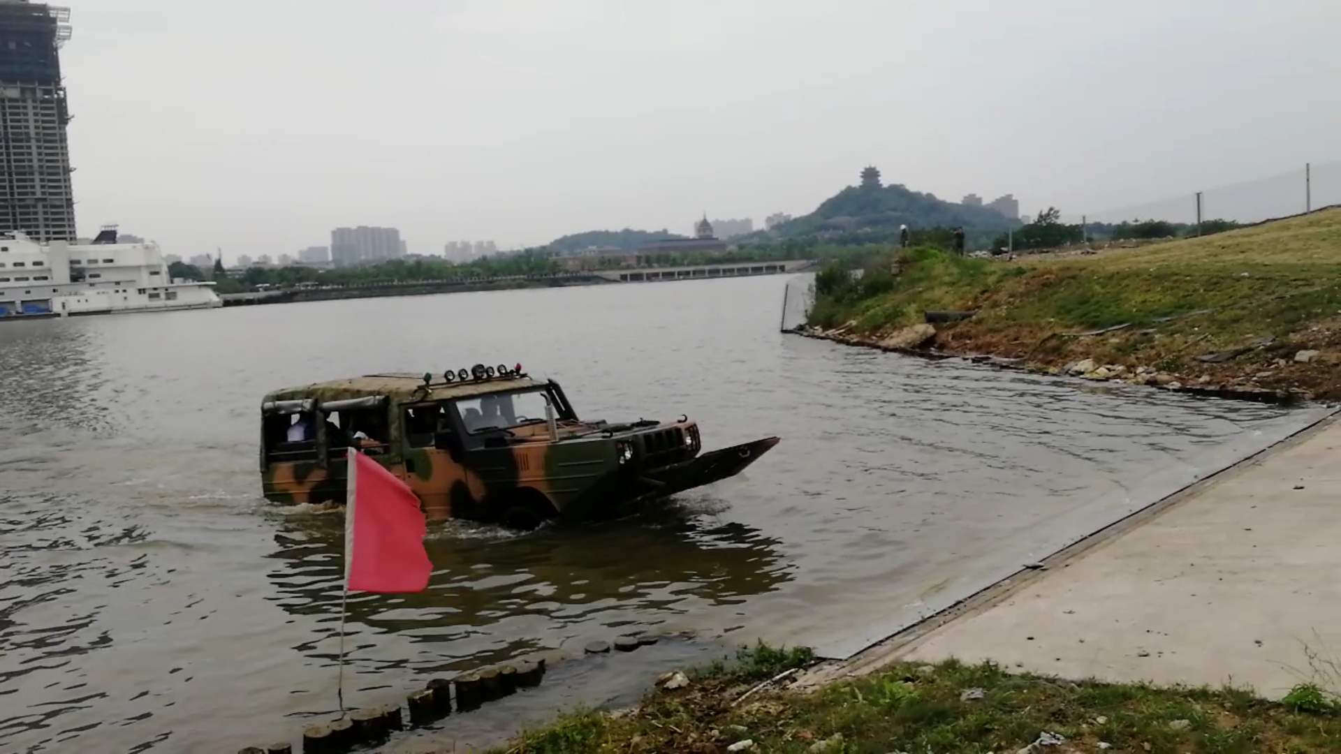 水陸兩棲越野車—抗洪搶險(xiǎn)新利器—