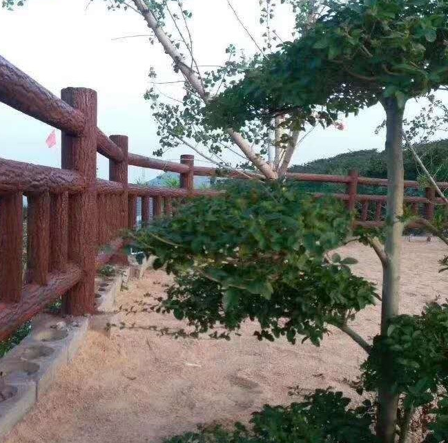 混凝土圍花草用水泥仿木樹樁 景區(qū)斜坡仿生態(tài)仿樹皮聯(lián)排護欄樹樁