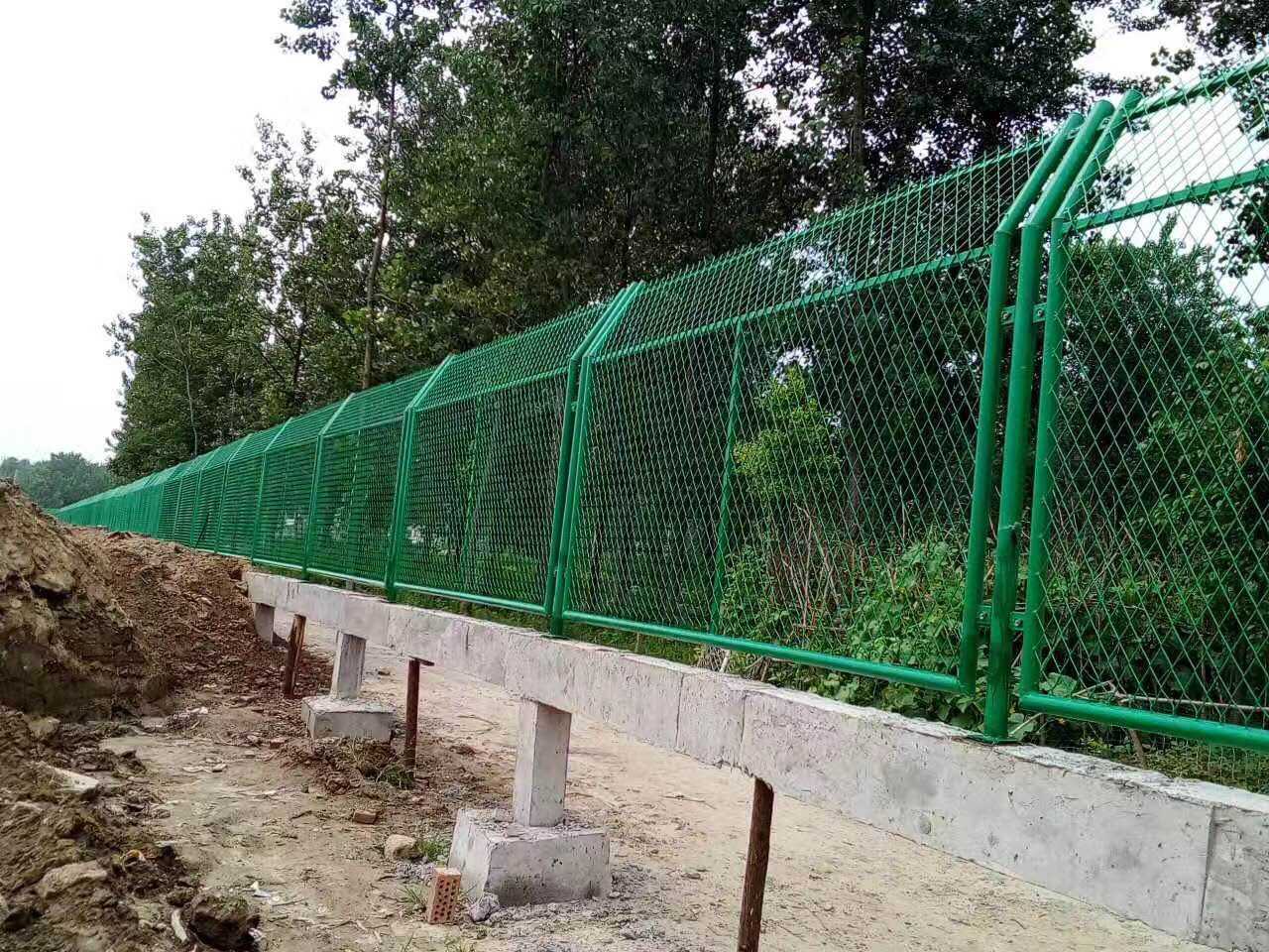 高速公路防眩鋼板網(wǎng)菱形