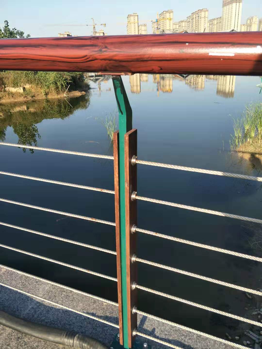 廠家直銷304不銹鋼復(fù)合管橋梁防