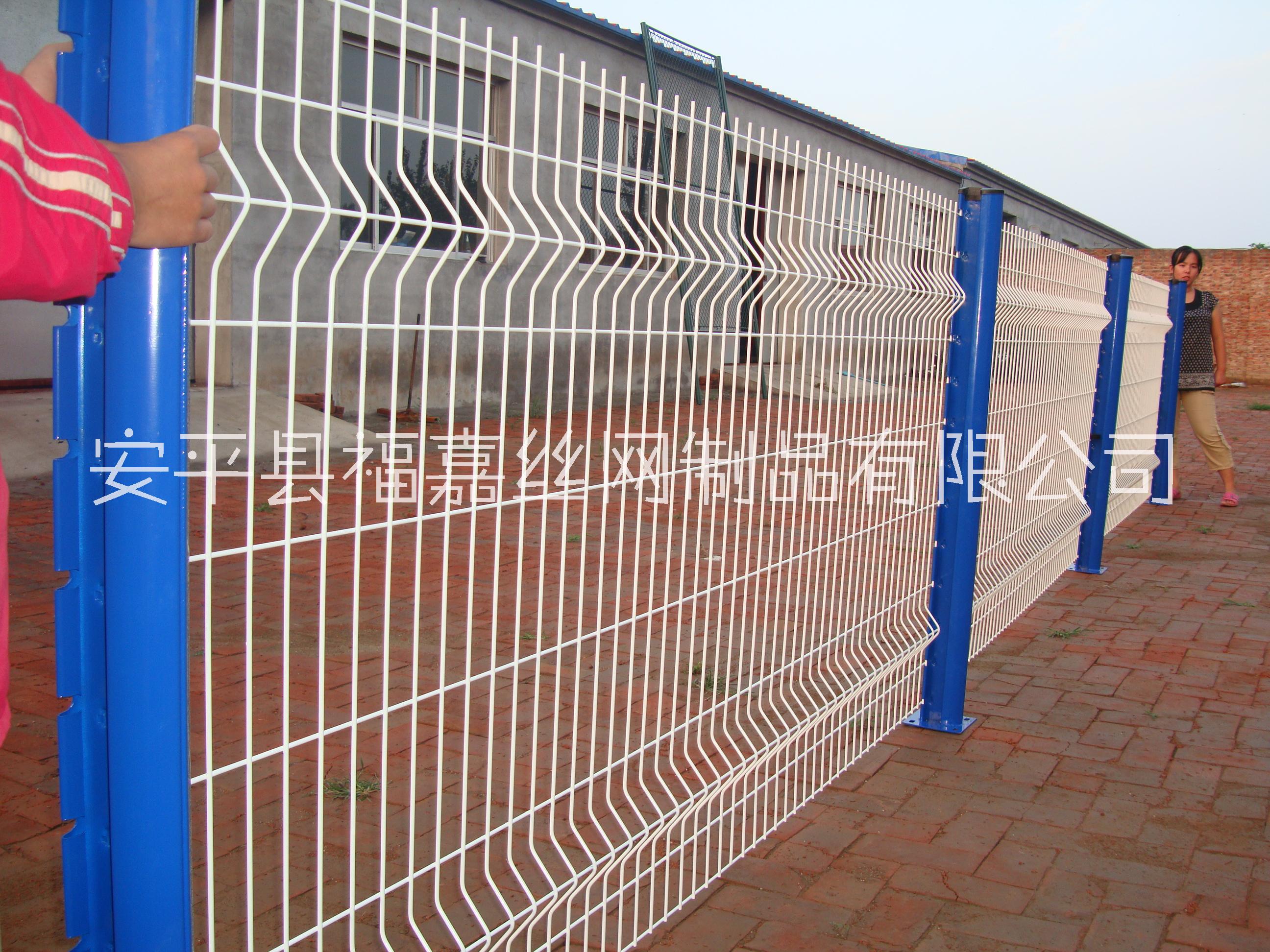 小區(qū)別墅德瑞克斯網(wǎng) 桃型立柱護(hù)欄廠家定做 三角折彎護(hù)欄網(wǎng) 桃型立柱護(hù)網(wǎng)