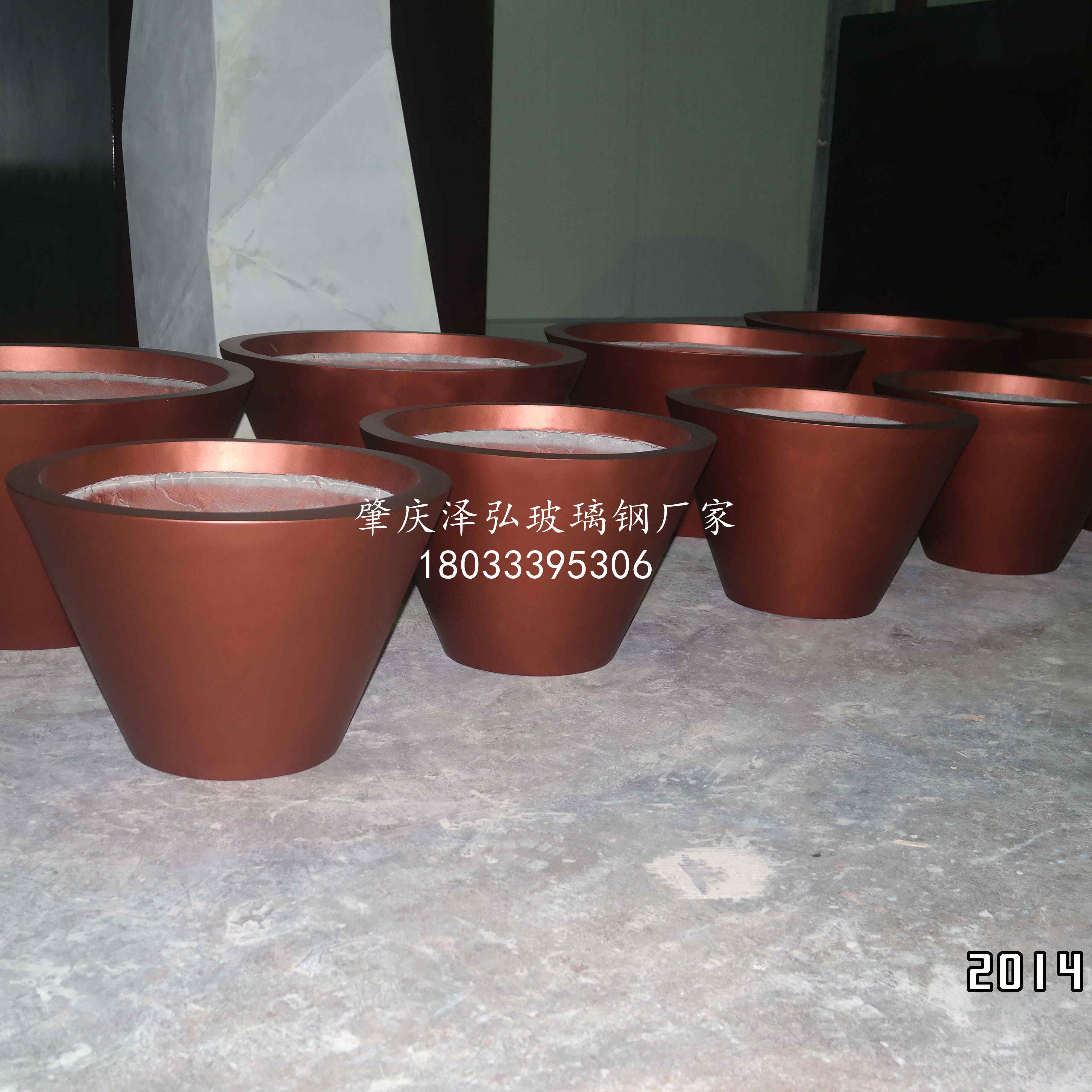 玻璃鋼水滴花盆異形花盆組合 玻璃鋼鵝卵石花盆組合 黑白配玻璃鋼花器廠家定做生產(chǎn)