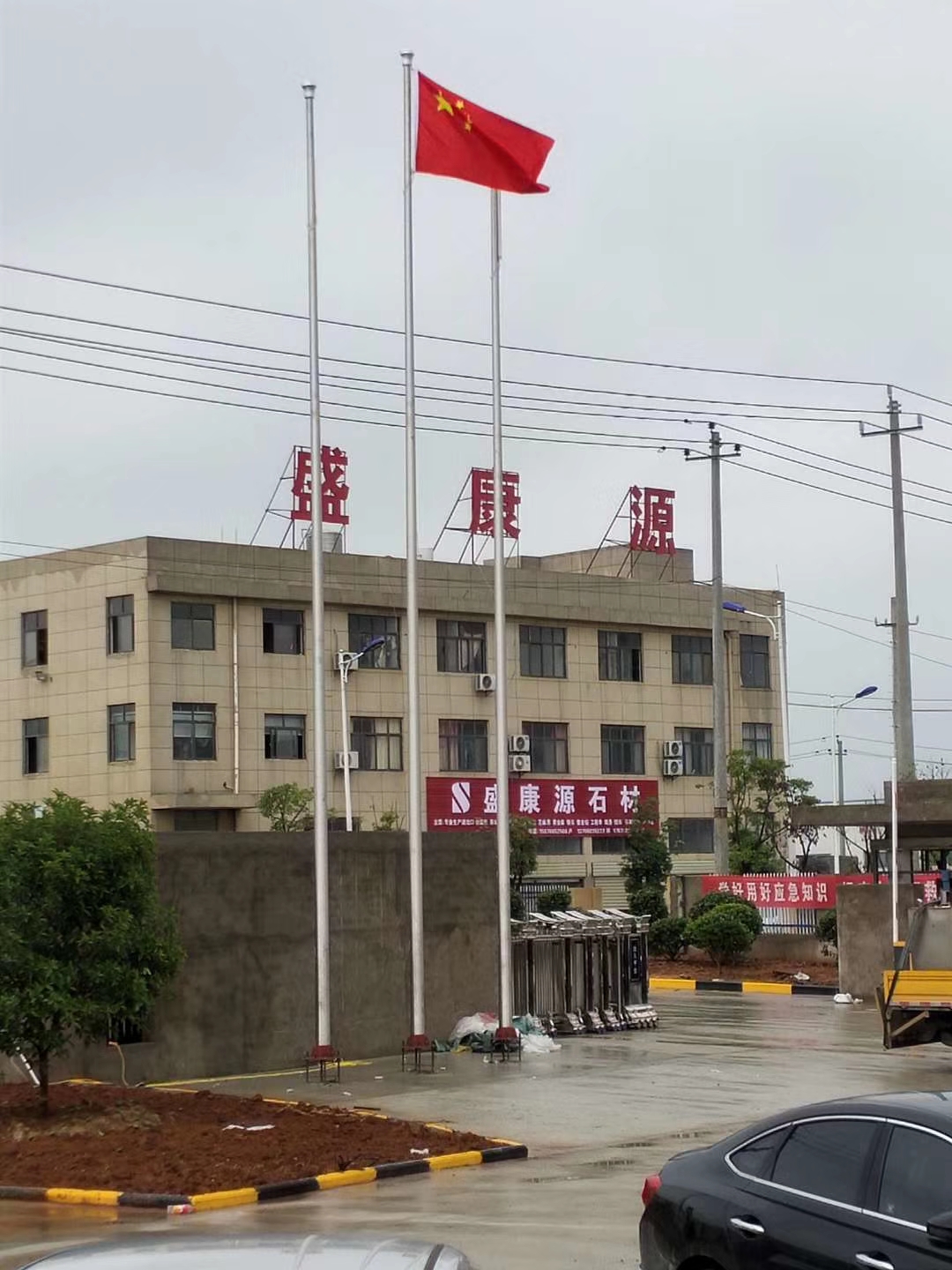 深圳旗桿鋼絲繩脫落怎么維修，深圳不銹鋼旗桿怎么固定，深圳訂做三條錐形旗桿多少錢
