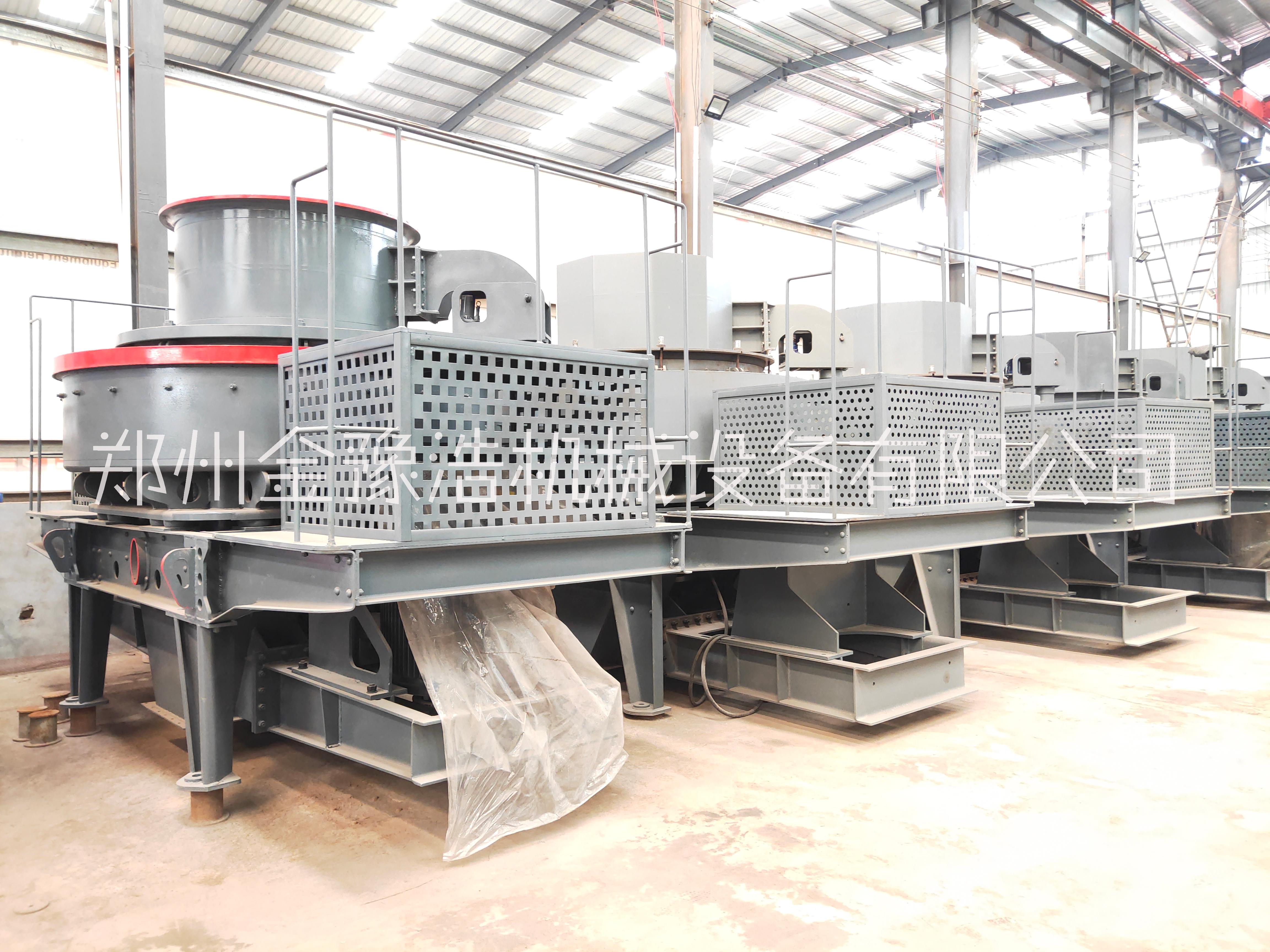 安陽市礦山破碎設(shè)備廠家   多缸液壓圓錐式破碎機(jī)