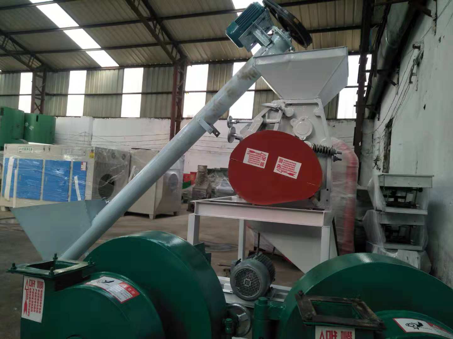 尿素粉碎機(jī) 尿素粉碎機(jī)對(duì)輥結(jié)構(gòu)環(huán)保衛(wèi)生