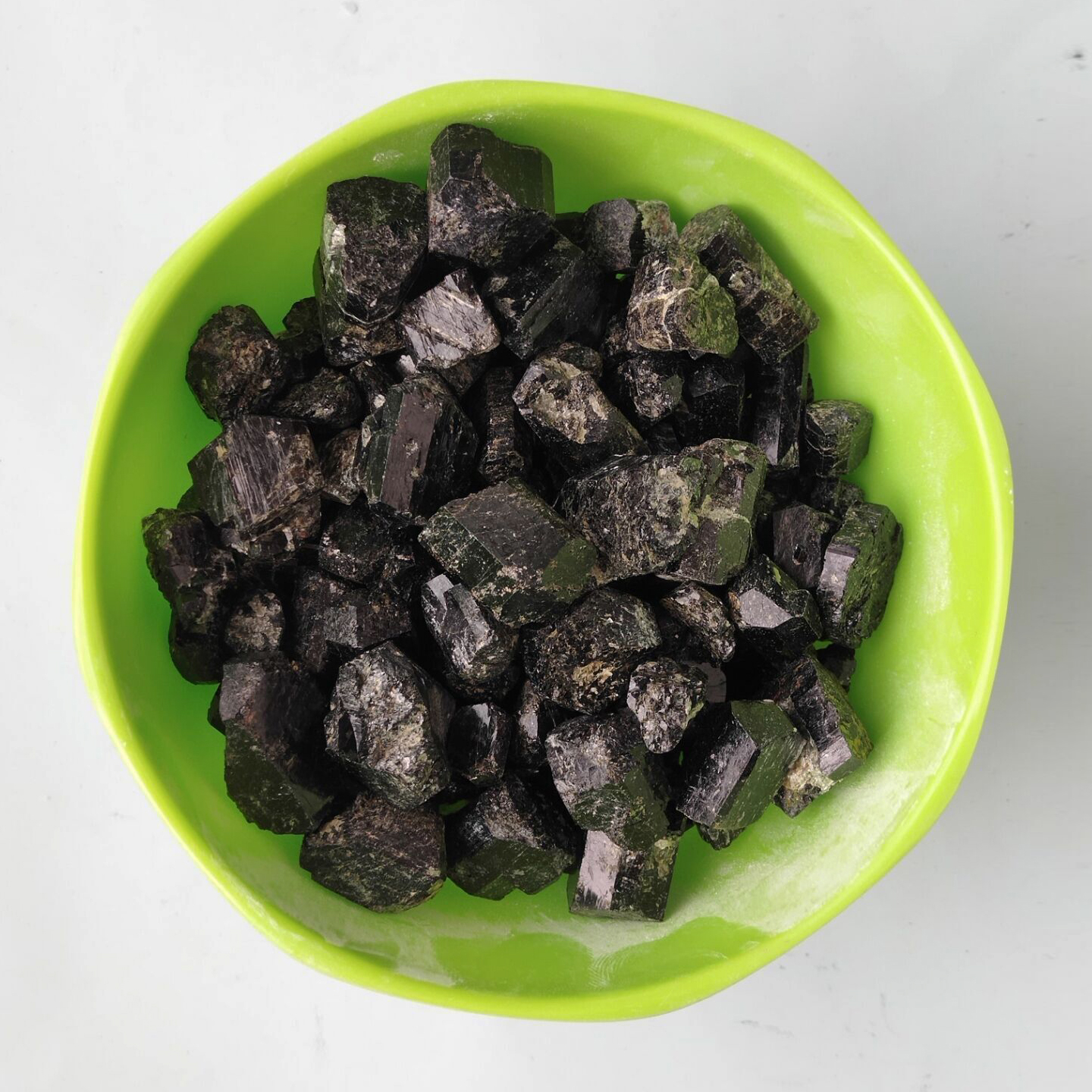晶體電氣石顆粒 碧璽 廠家供應(yīng)裝飾裝潢用彩色碧璽5-7mm