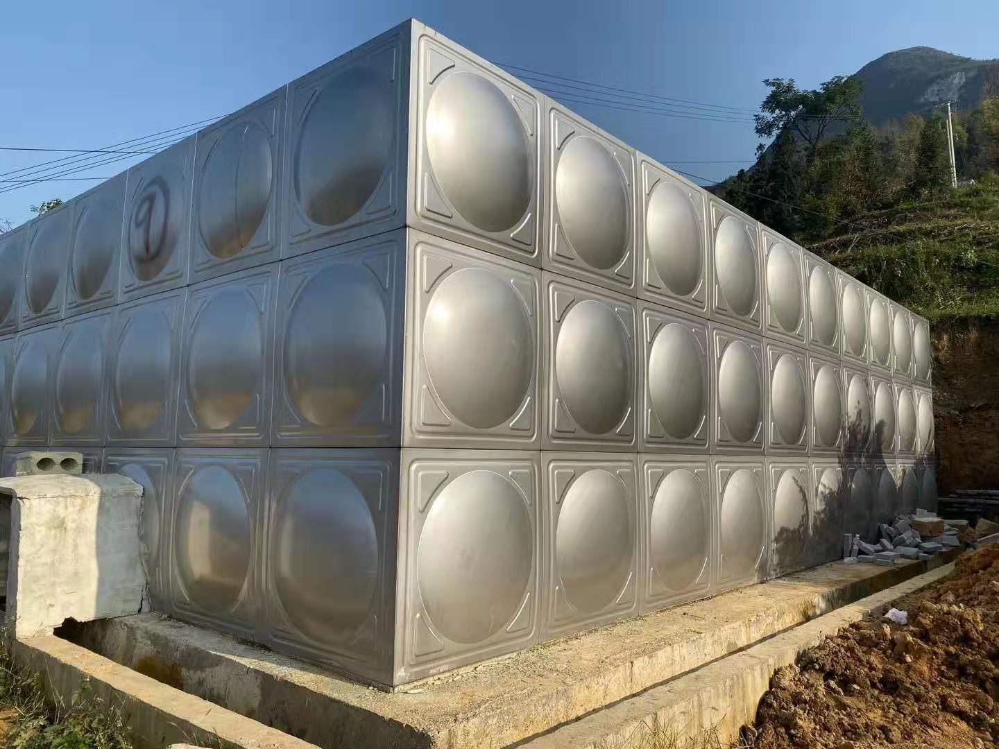 茂名不銹鋼水箱廠家 焊接組合水箱廠家 焊接組合方形保溫水箱304價格 消防水箱不銹鋼304定制做 方形不銹鋼消防水箱定制