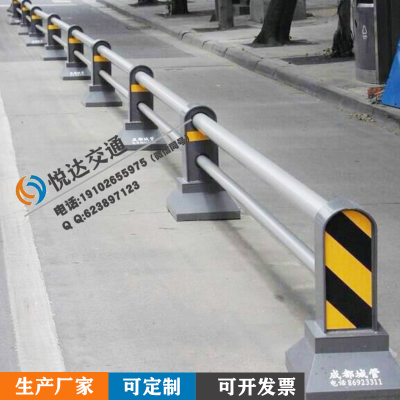 隔離欄 不銹鋼復(fù)合管機(jī)非道路中央馬市政交安通道路隔離欄隔離墩廠家貨源
