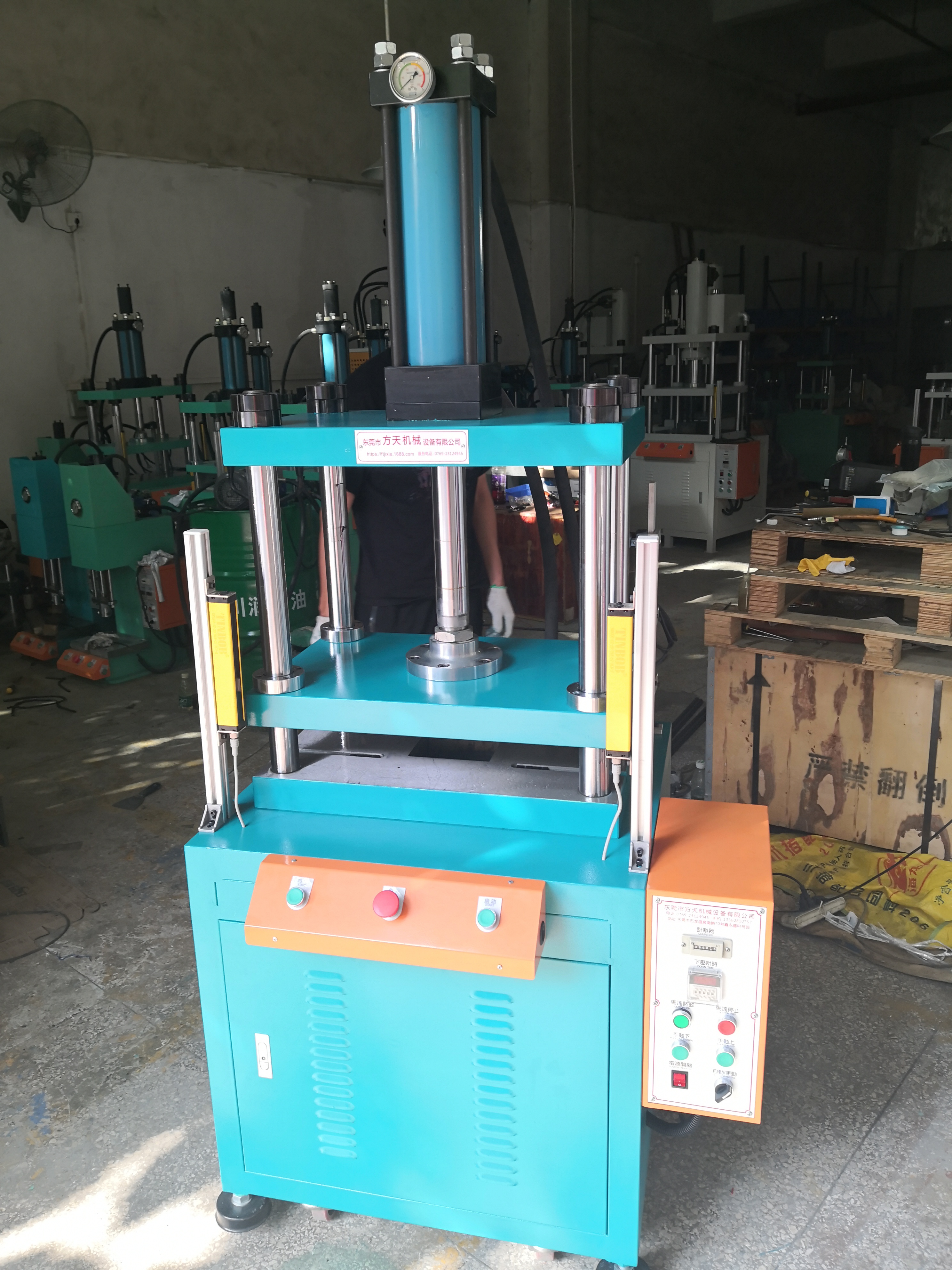 四柱液壓壓力機(jī)-鋁鎂鋅合金制品毛刺沖切機(jī)-水口沖邊液壓機(jī)