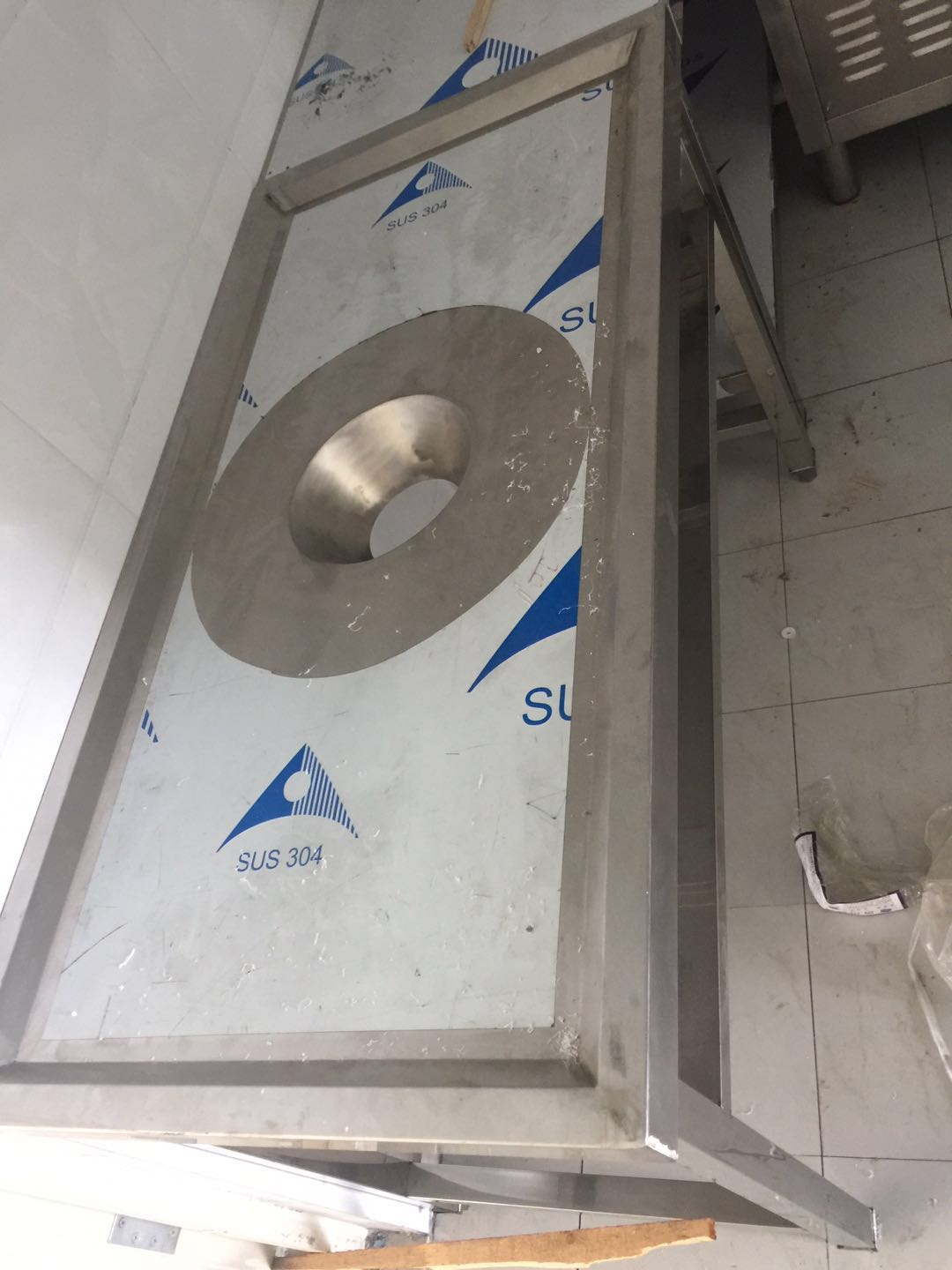 衡水廚具衡水廚房設(shè)備不銹鋼加工制作廠家商用廚具灶具廚房廚具商用廚房設(shè)備廠家廚房設(shè)備公司收殘臺