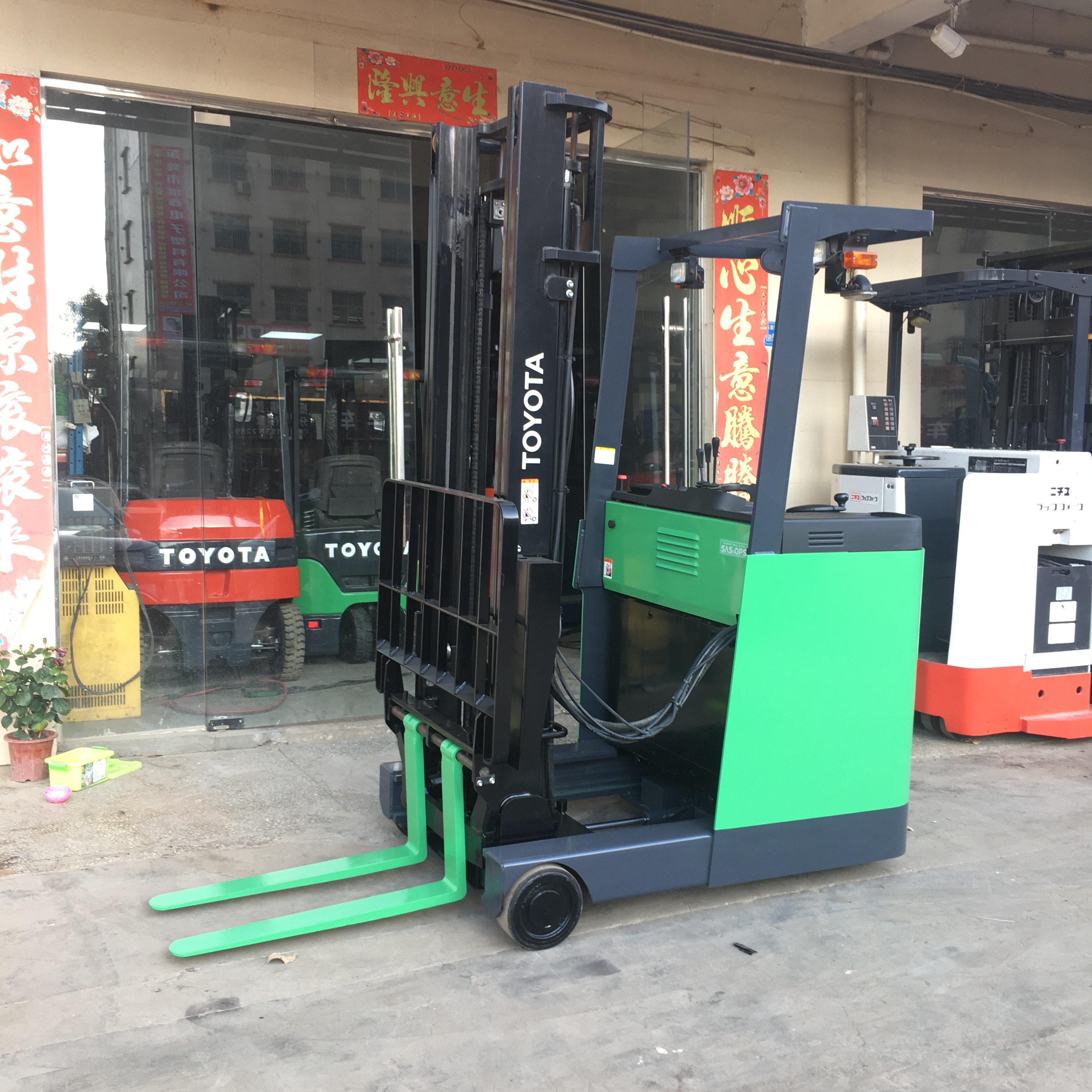 二手豐田1.3噸前移式電動叉車兩節(jié)升高4米 豐田前移式電瓶叉車