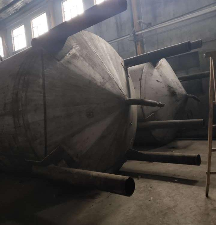 臥式運(yùn)輸儲(chǔ)油罐臥式運(yùn)輸儲(chǔ)油罐