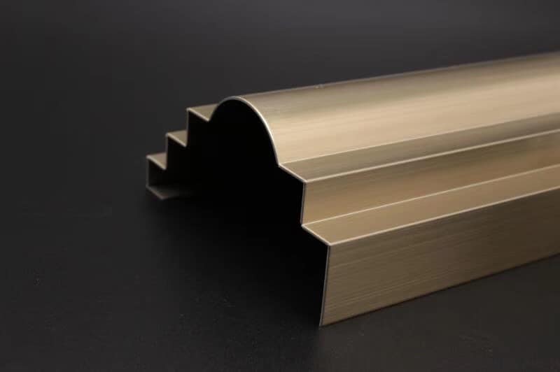 鏡面不銹鋼水波紋板天花裝飾板生產(chǎn)剪折一條龍廠家